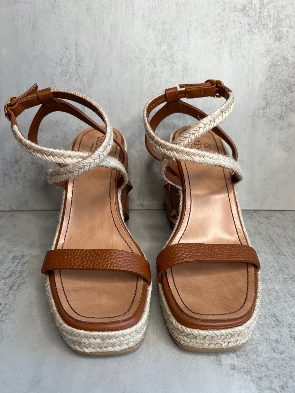 Valentino Garavani Roman Stud Espadrille Wedge Sandals in Size 38 - Picture 2 of 8
